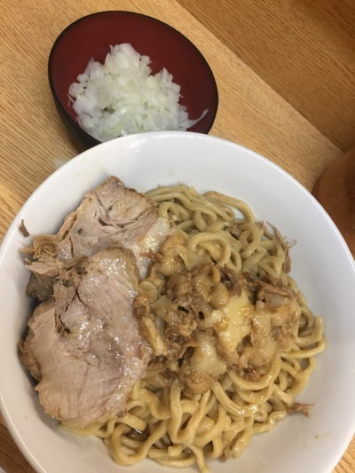 雛形あきこ ラーメン二郎で 野菜なしアブラにタマネギたっぷり 注文 手品王子のマジック 料理